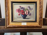 une photo d'une photo représentant un vase de fleurs posé sur une chaise
