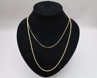 un collier à chaîne en or sur un présentoir à mannequin