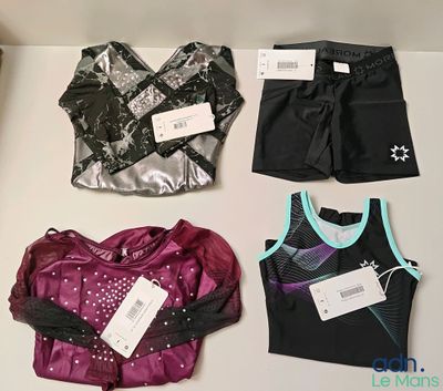 trois types de vêtements différents exposés sur une table