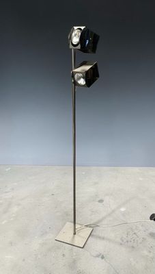 lampe sur pied composée de trois projecteurs montés sur un pied métallique