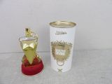 un trophée en or et une coupe blanche posés sur une table