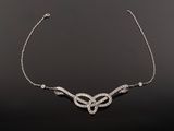 un collier en or blanc et diamants sur fond noir