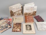 un assortiment de livres et de brochures posés sur une surface grise