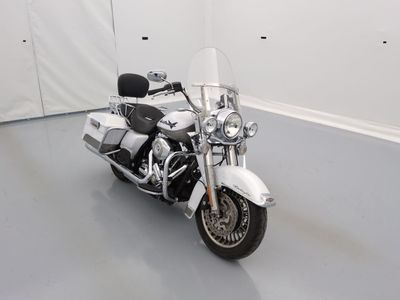 un motocycle garé à l'intérieur d'un bâtiment