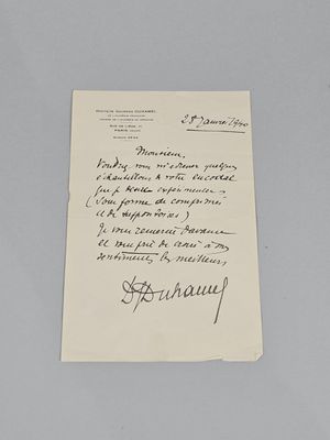 une vieille lettre manuscrite sur une feuille de papier comportant des inscriptions