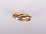 gros plan d'une bague en or sur une surface blanche