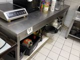 une cuisine équipée d'une cuisinière, d'un micro-ondes et d'autres appareils électroménagers