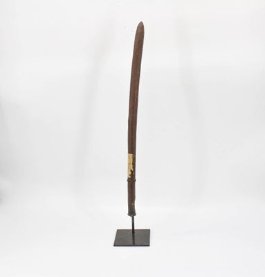 Longue et fine massue-bâton cannelée. La poignée est sculpté…