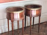 deux tables d'appoint posées sur un parquet