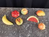 une grande variété de fruits et légumes sur une table
