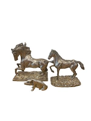 une paire de serre-livres en bronze représentant des chevaux, sur fond blanc
