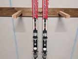 une paire de skis accrochés à un support dans un garage