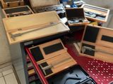 un bureau sur lequel se trouvent de nombreux objets divers