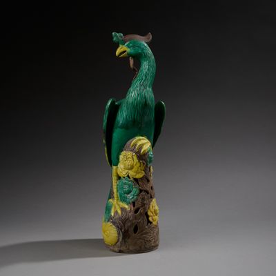 CHINE. Statuette de phénix sur un rocher fleuri de pivoines …