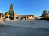 un parking vide devant un immeuble, avec le ciel bleu en arrière-plan