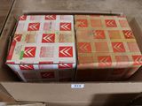 une pile de boîtes empilées les unes sur les autres
