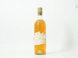 une bouteille de vin posée sur une table