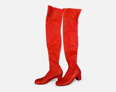 CHANEL - Paire de cuissardes en cuir rouge, fermeture devant…