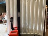 un chariot élévateur à fourche garé dans un entrepôt