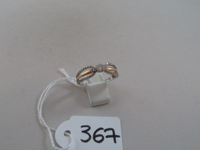 une photo d'une bague à laquelle est accrochée une étiquette de prix