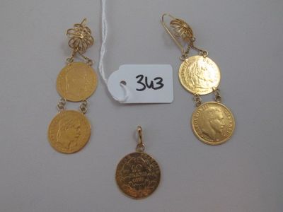 trois pièces d'or et deux pièces d'argent avec une étiquette indiquant leur prix