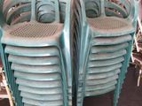 un grand nombre de chaises dans une pièce