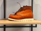 une paire de bottes marron posée sur une étagère en bois