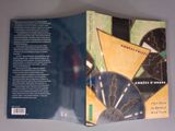 un livre ouvert dont la couverture représente un motif abstrait