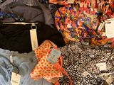 beaucoup de vêtements qui traînent par terre