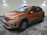 le 4x4 orange est garé dans une pièce au sol en damier