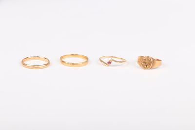 trois bagues en or, dont l'une est sertie d'une pierre rose et l'autre d'un diamant
