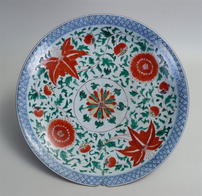 une image représentant une assiette décorative ornée de fleurs et de feuilles