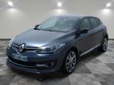 la voiture grise est garée dans le garage sur un sol en damier