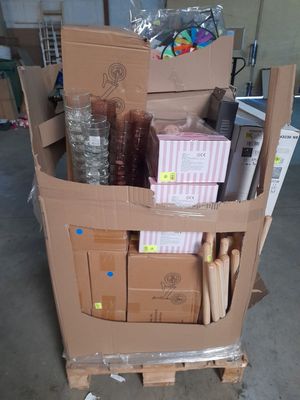 un carton rempli de boîtes et de fournitures dans un garage