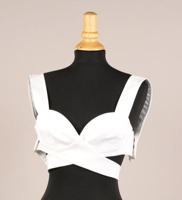 une robe noire et blanche sur un mannequin mannequin mannequin mannequin mannequin mannequin mannequin mannequin mann