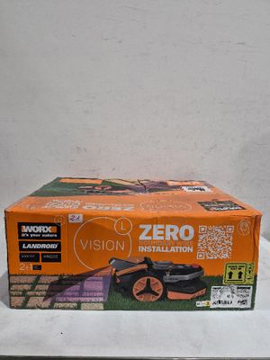 une tondeuse à gazon orange et noire posée sur une table blanche