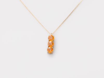 un collier plaqué or avec un pendentif en pierre orange