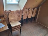 un grand nombre de chaises dans une pièce