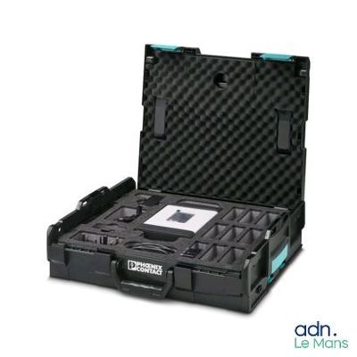 une mallette noire contenant un ordinateur portable, sur fond blanc