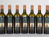 six bouteilles de vin posées les unes à côté des autres sur une surface blanche
