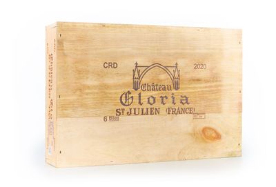 une boîte en bois avec une étiquette de vin