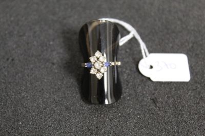 une photo d'une bague en diamant et saphir sur laquelle figure une étiquette de prix