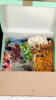 une boîte remplie de bonbons et de confiseries en tout genre