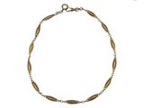 un bracelet en or composé de maillons torsadés et muni d'un fermoir