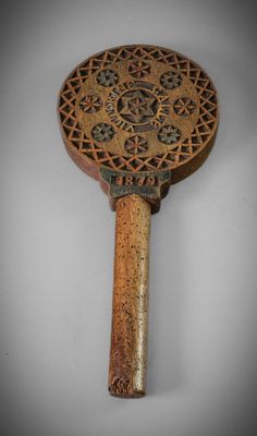 une vieille cuillère en bois ornée d'un motif décoratif