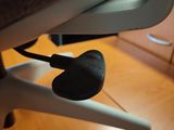 un gros plan d'une chaise de bureau sur laquelle est posé un repose-pieds