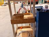 un chariot qui se trouve au milieu d'un bâtiment