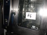 une photo d'un four en acier inoxydable sur lequel figure un numéro