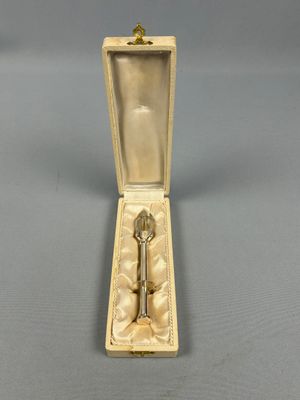 Pince à sucre ou à glace en métal argenté dans son coffret. …
