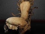 une vieille chaise avec un crâne sur le dossier